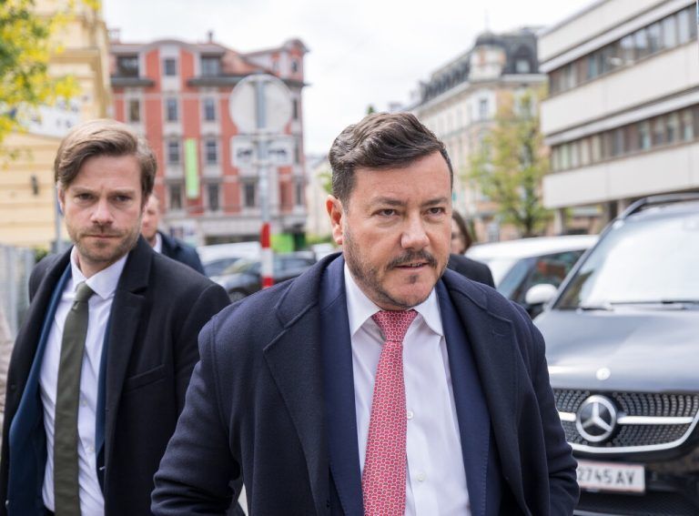 ABD0059_20240424 - INNSBRUCK - ÖSTERREICH: Rene Benko (Bildmitte) am Mittwoch 24. April 2024 während der Signa - Prüfungstagsatzung im Konkursverfahren gegen Signa-Gründer Rene Benko in Innsbruck. - FOTO: APA/EXPA/JOHANN GRODER