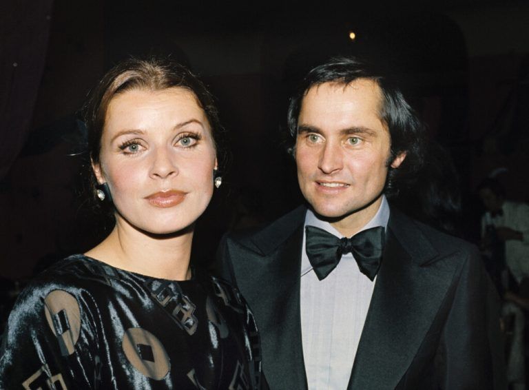 ABD0064_20160512 - ARCHIV - Die österreichische Schauspielerin Senta Berger mit ihrem Ehemann, dem Arzt und Regisseur Michael Verhoeven auf dem SPIO-Filmball im Hotel Bayerischer Hof in München am 19.01.1974. Berger wird am 13.05.2016 75 Jahre alt. Foto: Georg Göbel/dpa (zu dpa '´Die Zeit rast» - Senta Berger wird 75' - Wiederholung vom 07.05.2016) +++(c) dpa - Bildfunk+++