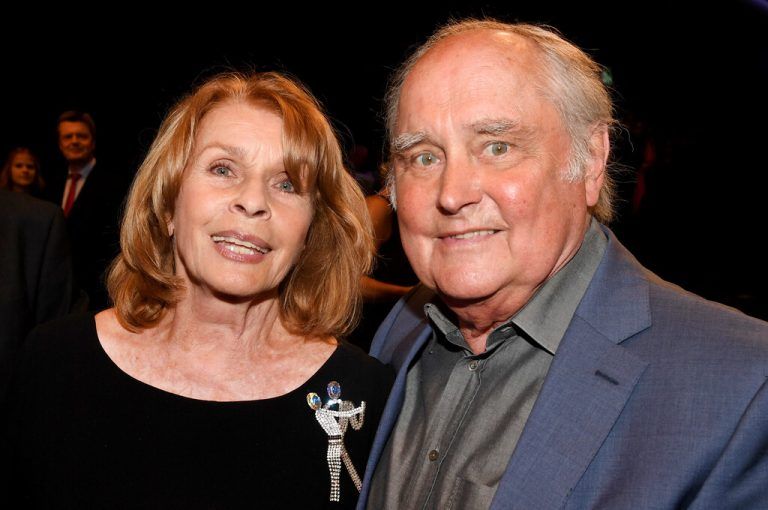ABD0073_20240426 - MÜNCHEN - DEUTSCHLAND: ARCHIV - 21.07.2018, Bayern, München: Die Schauspielerin Senta Berger und ihr Mann, Filmregisseur Michael Verhoeven sind nach der Verleihung des Bayerischen Sportpreis in der Nähe der Bühne zu sehen. Verhoeven starb am vergangenen Montag nach kurzer, schwerer Krankheit, wie die Familie am Freitag der Deutschen Presse-Agentur in München mitteilte. Foto: Felix Hörhager/dpa +++ dpa-Bildfunk +++. - FOTO: APA/dpa/Felix Hörhager
