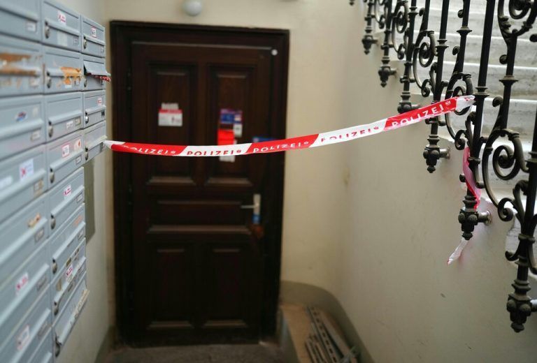 ABD0077_20240417 - WIEN - STERREICH: ZU APA0211 VOM 17.4.2024 - Bauarbeiter haben in einem Keller in Wien-Margareten eine in einem Plastiksack verpackte Leiche entdeckt. Laut Polizeisprecherin Julia Schick machten die Arbeiter den grausigen Fund am Dienstagnachmittag gegen 15.30 Uhr in einem Mehrparteienhaus. Im Bild: Ein Absperrband der Polizei, aufgenommen am Mittwoch, 17. April in dem Wohnhaus in dem die Leiche gefunden worden sein soll. - FOTO: APA/GEORG HOCHMUTH