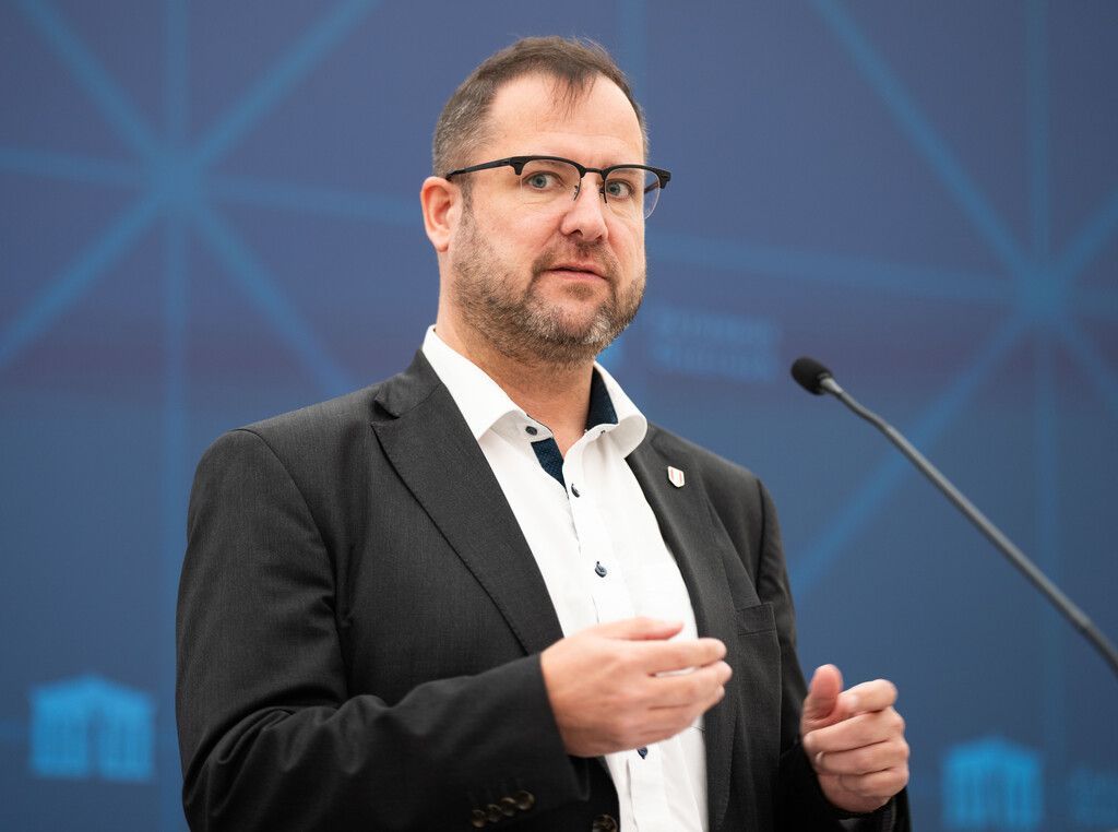 FPÖ warnt vor „fahrenden Wanzen“ in Autos