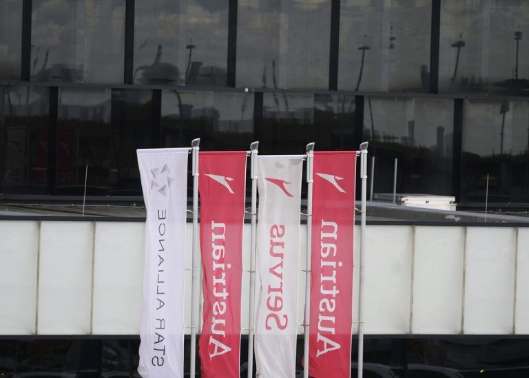 ABD0100_20240404 - SCHWECHAT - ÖSTERREICH: ++ THEMENBILD ++ AUA-Fahnen vor den Flughafen Wien-Schwechat. Heute, Donnerstag, 4. April 2024, findet eine Betriebsversammlung der Austrian Airlines AG (AUA)-Belegschaft in Schwechat statt. - FOTO: APA/ROBERT JAEGER