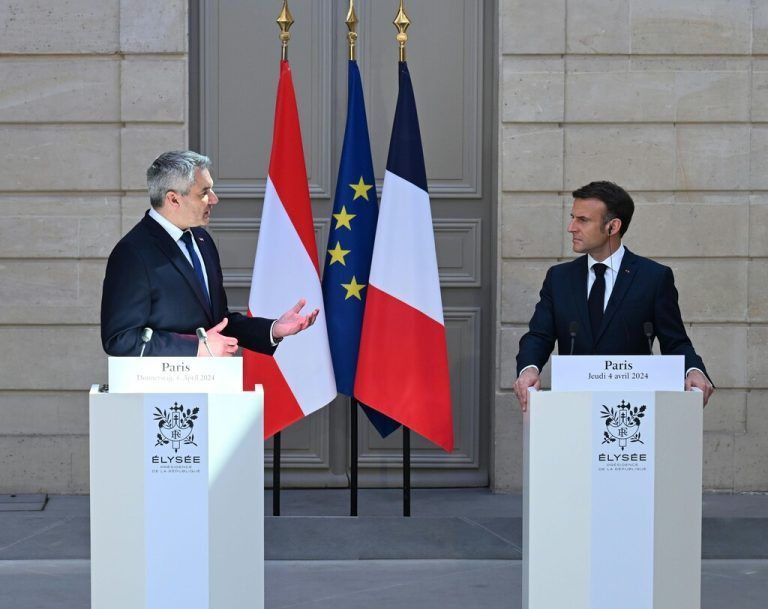ABD0111_20240404 - PARIS - FRANKREICH: Bundeskanzler Karl Nehammer (ÖVP) und Frankreichs Präsident Emmanuel Macron am Donnerstag, 4. April 2024, anl. eines offiziellen Treffens im Elysee-Palast in Paris. - FOTO: APA/HELMUT FOHRINGER