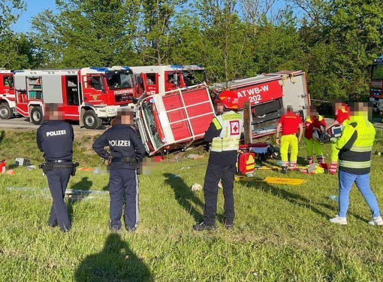 ABD0140_20240426 - NEUSTIFT-INNERMANZING - ÖSTERREICH: ZU APA0403 VOM 26.4.2024 - In Neustift-Innermanzing (Bezirk St. Pölten) ist am späten Freitagnachmittag, 26. April 2024, ein Feuerwehrauto umgestürzt. Laut Feuerwehr Landeskommando Niederösterreich gab es einen Toten und vier Verletzte. Das Kfz dürfte zu einem Einsatz unterwegs gewesen sein. - FOTO: APA/DOKU-NÖ