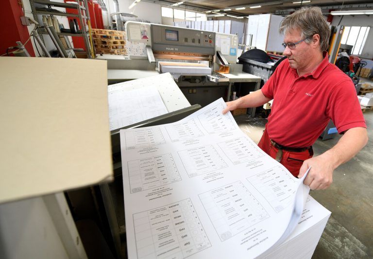 ABD0210_20190425 - WIEN - ÖSTERREICH: ++ THEMENBILD ++ ZU APA0044 VOM 25.4.2019 - Illustration zum Thema Druck der EU-Wahl-Stimmzettel. Im Bild: Druck und Produktion der EU-Wahl-Stimmzettel aufgenommen am Donnerstag, 25. April 2019, in einer Druckerei in Wien. Für die EU-Wahl müssen 7,9 Millionen Stimmzettel und 1,4 Millionen Wahlkarten gedruckt werden sowie 7,5 Millionen blaue Urnen- sowie 1,4 Millionen beige Briefwähler-Kuverts bereitgestellt werden. - FOTO: APA/HELMUT FOHRINGER