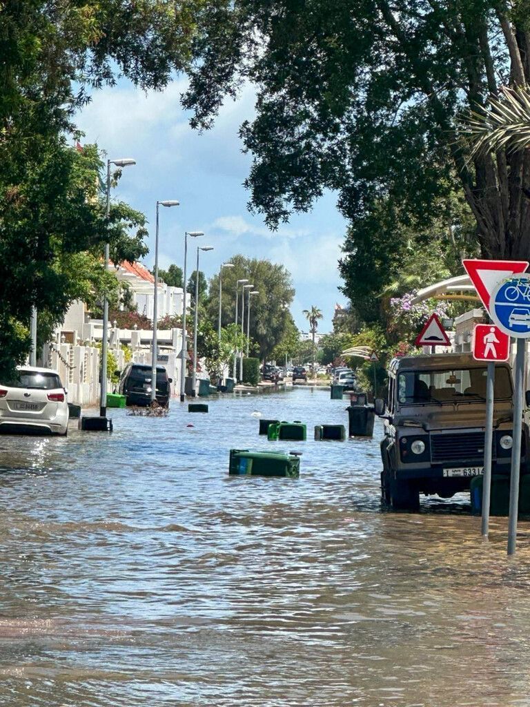 berschwemmungen in Dubai Des pluies diluviennes sement le chaos Duba Des pluies diluviennes sement le chaos Duba le 16 avril 2024. Duba est sous les eaux. La roport international de la ville, lun des plus fr quent s au monde, a d tourn mardi une partie des vols en raison de pluies diluviennes qui ont provoqu dimportantes inondations aux Emirats arabes unis et dans dautres pays du Golfe. Il est tomb l quivalent de deux ans de pluie en une fois. Torrential rains cause chaos in Dubai on 16 April 2024. Dubai is under water. The city s international airport, one of the busiest in the world, diverted a number of flights on Tuesday due to torrential rains that have caused major flooding in the United Arab Emirates and other Gulf count PUBLICATIONxINxGERxAUTxSUIxONLY Copyright: xAgencexviaxBestimagexAgencexviaxBestimagex