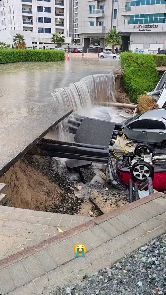 berschwemmungen in Dubai Des pluies diluviennes sement le chaos Duba Des pluies diluviennes sement le chaos Duba le 16 avril 2024. Duba est sous les eaux. La roport international de la ville, lun des plus fr quent s au monde, a d tourn mardi une partie des vols en raison de pluies diluviennes qui ont provoqu dimportantes inondations aux Emirats arabes unis et dans dautres pays du Golfe. Il est tomb l quivalent de deux ans de pluie en une fois. Torrential rains cause chaos in Dubai on 16 April 2024. Dubai is under water. The city s international airport, one of the busiest in the world, diverted a number of flights on Tuesday due to torrential rains that have caused major flooding in the United Arab Emirates and other Gulf count PUBLICATIONxINxGERxAUTxSUIxONLY Copyright: xAgencexviaxBestimagexAgencexviaxBestimagex