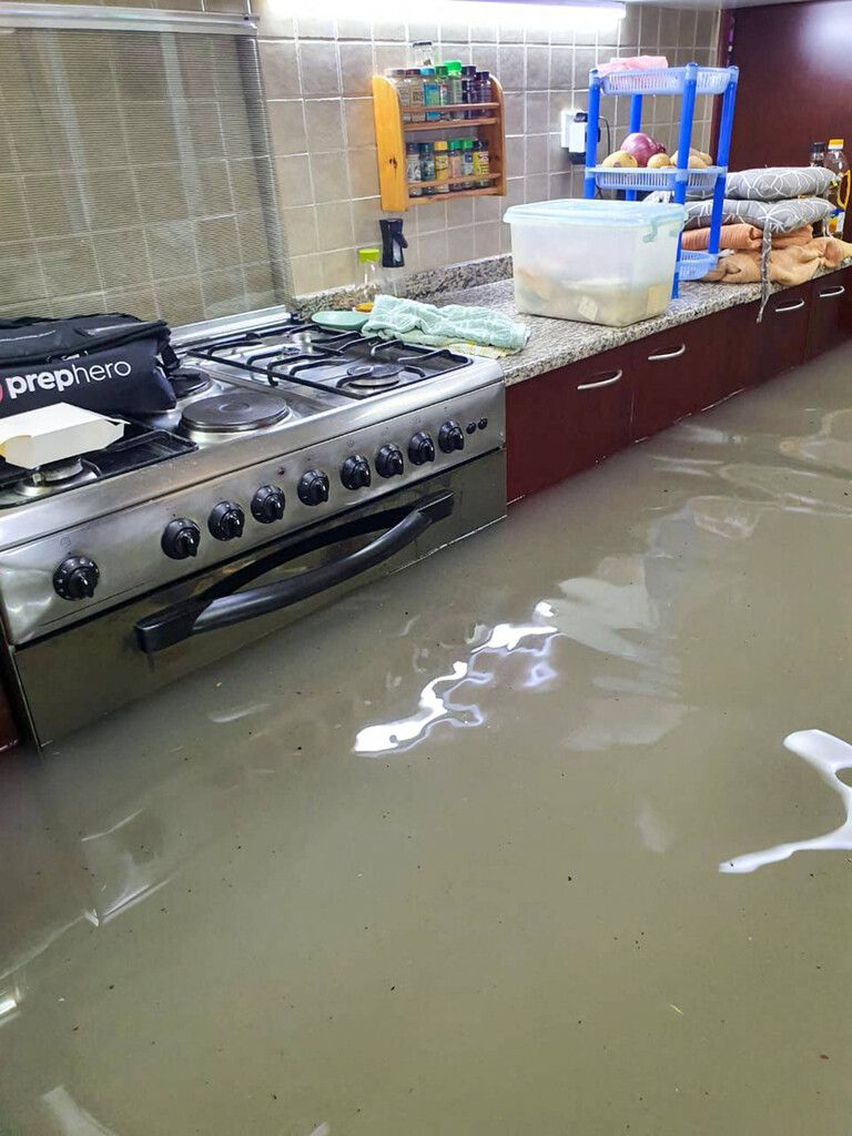 berschwemmungen in Dubai Des pluies diluviennes sement le chaos Duba Des pluies diluviennes sement le chaos Duba le 16 avril 2024. Duba est sous les eaux. La roport international de la ville, lun des plus fr quent s au monde, a d tourn mardi une partie des vols en raison de pluies diluviennes qui ont provoqu dimportantes inondations aux Emirats arabes unis et dans dautres pays du Golfe. Il est tomb l quivalent de deux ans de pluie en une fois. Torrential rains cause chaos in Dubai on 16 April 2024. Dubai is under water. The city s international airport, one of the busiest in the world, diverted a number of flights on Tuesday due to torrential rains that have caused major flooding in the United Arab Emirates and other Gulf count PUBLICATIONxINxGERxAUTxSUIxONLY Copyright: xAgencexviaxBestimagexAgencexviaxBestimagex