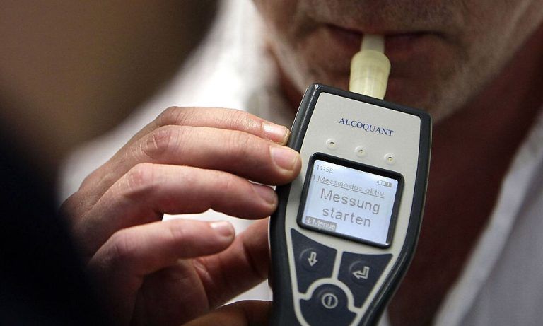 Der durchgeführte Alkotest ergab eine mittelgradige Alkoholisierung (Sujetbild)