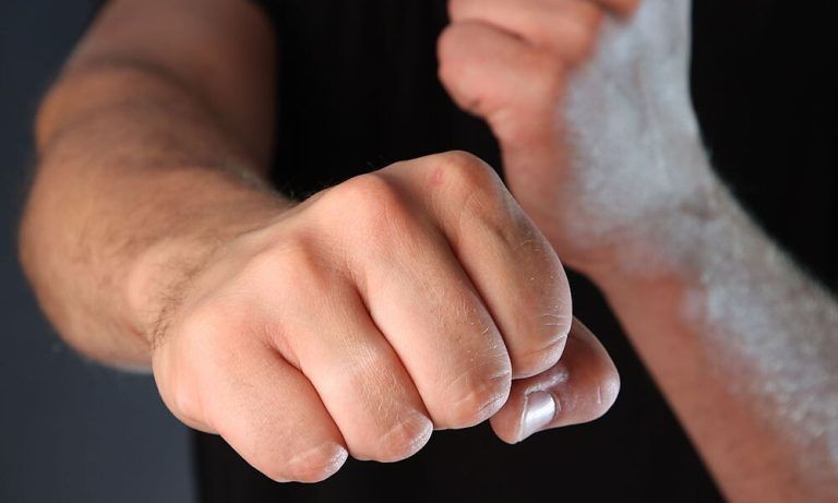 Faust Fäuste Faustschlag Faustschläge Gewalt Rauferei Überfall Gewalt