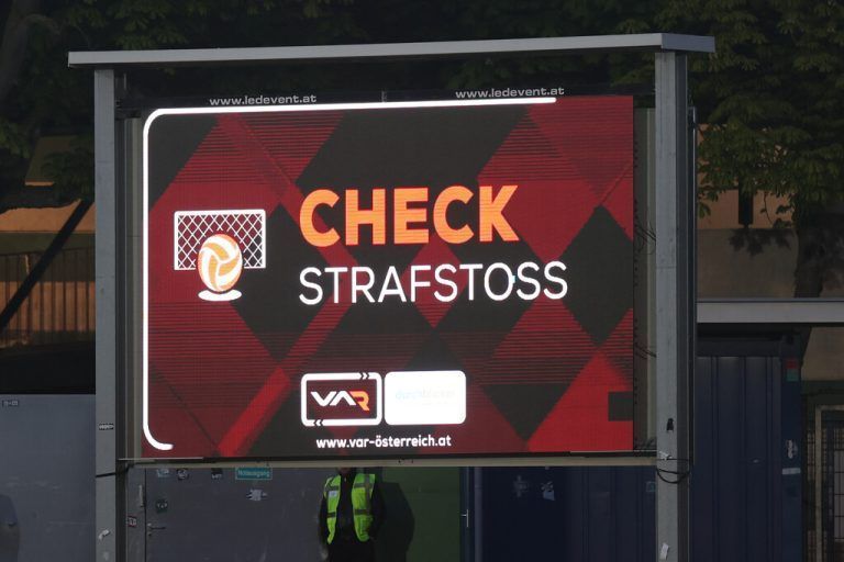HARTBERG,AUSTRIA,24.APR.24 - SOCCER - ADMIRAL Bundesliga, championship group, TSV Hartberg vs Linzer ASK. Image shows scoring board VAR check.<br />Photo: GEPA pictures/ Chris Bauer