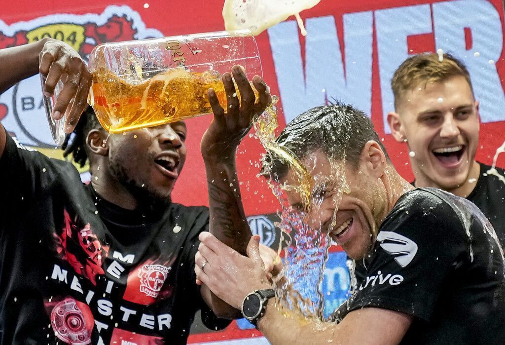 Meisterdusche für Xabi Alonso nach erstem Meistertitel der Geschichte