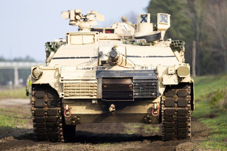 Militär, Panzer, M1 Abrams Kampfpanzer Pabrade/Lithuania October 21, 2019 US Army s 1st Armoured Battalion of the 9th Regiment, 1st Division from Fort Hood in Texas prepares an Abrams battle tank at the Pabrade railway station Lithuania PUBLICATIONxNOTxINxESTxLATxLTU Copyright: xKarolisxKavolelisx military vehicles equipment US