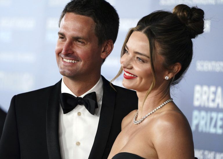 Nun ist ihr Glück vollkommen. Miranda Kerr hat die Geburt ihres vierten Sohnes verkündet. Das Supermodel macht die zuckersüße Nachricht auf seinem Instagram-Account öffentlich. Und auch der Name des Kleinen wurde bereits verraten: Pierre.