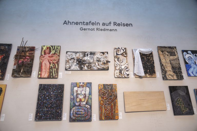 PK Ausstellung Gernot Riedmann – Ahnentafeln auf Reisen