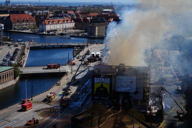 Pictures from the tower of the Parliament building Christiansborg Castle as the historic building Boersen is burning in Copenhagen, Denmark, Tuesday, April 16, 2024. Tuesday morning a fire was reported in the historic building in Copenhagen, which was under renovation. The renovation was expected to be completed in the fall of 2024 in connection with the celebration of Boersens 400-year anniversary. The building was erected in the 1620s as a commercial building by King Christian IV. Today, the building is owned by Danish Business, and has functioned as an office building. , Copenhagen Denmark *** Pictures from the tower of the Parliament building Christiansborg Castle as the historic building Boersen is burning in Copenhagen, Denmark, Tue PUBLICATIONxINxGERxSUIxAUTxONLY Copyright: IdaxMariexOdgaardx spdk20240416-122148-L