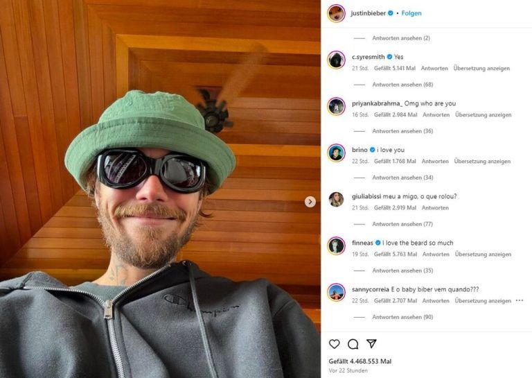 Popstar Justin Bieber (30) zeigt sich auf seinem Instagram-Kanal mit neuem Look – er trägt nun Vollbart. Verschmitzt lächelt der Musiker mit seiner neuen, üppigen Gesichtsbehaarung in die Kamera. Aber was sagen die Fans des Kanadiers dazu? Die Reaktionen auf Instagram fallen größtenteils positiv aus, das Posting erhielt bis dato fast 4,5 Millionen Likes. „Du siehst in jeder Phase deines Lebens toll aus“, kommentiert ein Fan voller Begeisterung. Auch Musiker Finneas O’Connell kann dem neuen Look einiges abgewinnen und streut dem Sänger Rosen: „Ich liebe den Bart so sehr“.