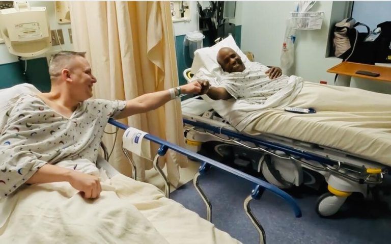 Russ Redhead (links) gibt James Harris Jr. einen „Fist Bump“ vor der Nierentransplantation.