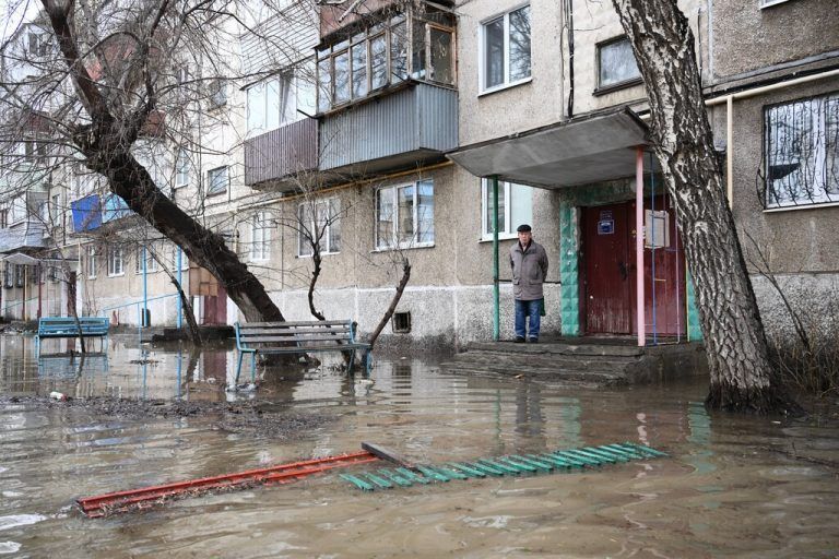 Russia Floods 8657983 09.04.2024 Local residents are seen near a flood-damaged residential building after a dam burst in the city of Orsk, Orenburg Region, Russia. More than 10,000 residential buildings were flooded across the Urals, Volga area and western Siberia as emergency services evacuated towns threatened by rising rivers. Vladimir Astapkovich / Sputnik Orsk Orenburg region Russia PUBLICATIONxINxGERxSUIxAUTxESTxLTUxLATxNORxSWExDENxNEDxPOLxUKxONLY Copyright: xVladimirxAstapkovichx