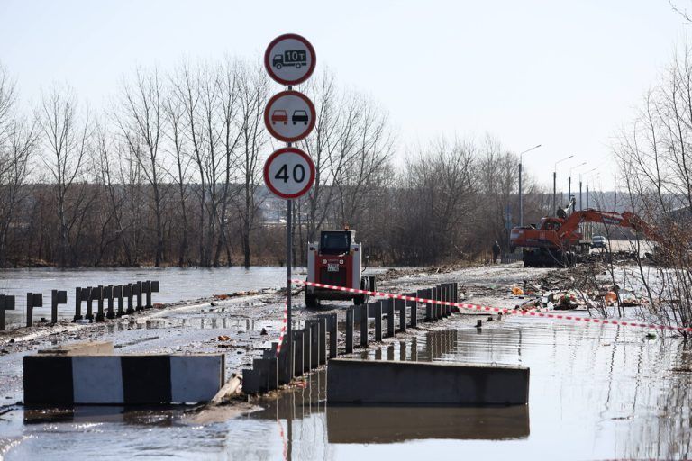 RUSSIA, KURGAN - APRIL 15, 2024: Emergency workers clear logjams on Malo-Chausovsky Bridge across the Tobol River. The main regional office of Emercom Russian Emergency Situations Ministry expects the water level to continue rising dramatically over the next day or two. Donat Sorokin/TASS PUBLICATIONxINxGERxAUTxONLY 69126812
