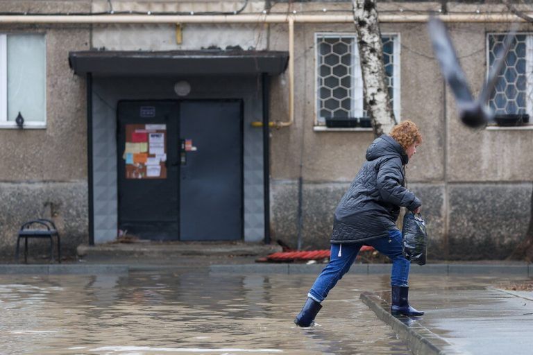 RUSSIA, ORSK - APRIL 9, 2024: A woman is seen in a street of Orsk flooded by a floodbank breach. Yegor Aleyev/TASS PUBLICATIONxINxGERxAUTxONLY 68889444