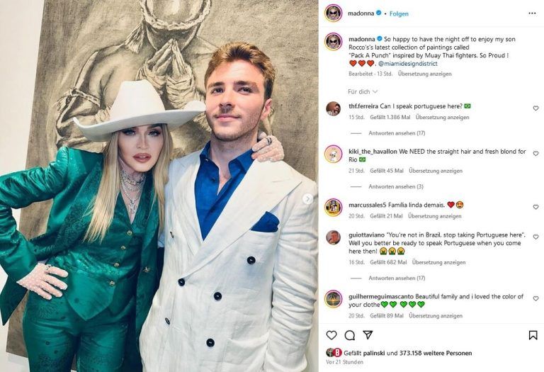 Sängerin Madonna ist stolze Mama von vier Kindern. Die 65-Jährige besuchte nun eine Ausstellung von Sohn Rocco in Miami. Cool posiert sie mit ihrem Spross vor einem Gemälde. „So glücklich, den Abend frei zu haben, um die neueste Sammlung von Gemälden meines Sohnes Rocco zu genießen“, schreibt sie zu dem Schnappschuss.