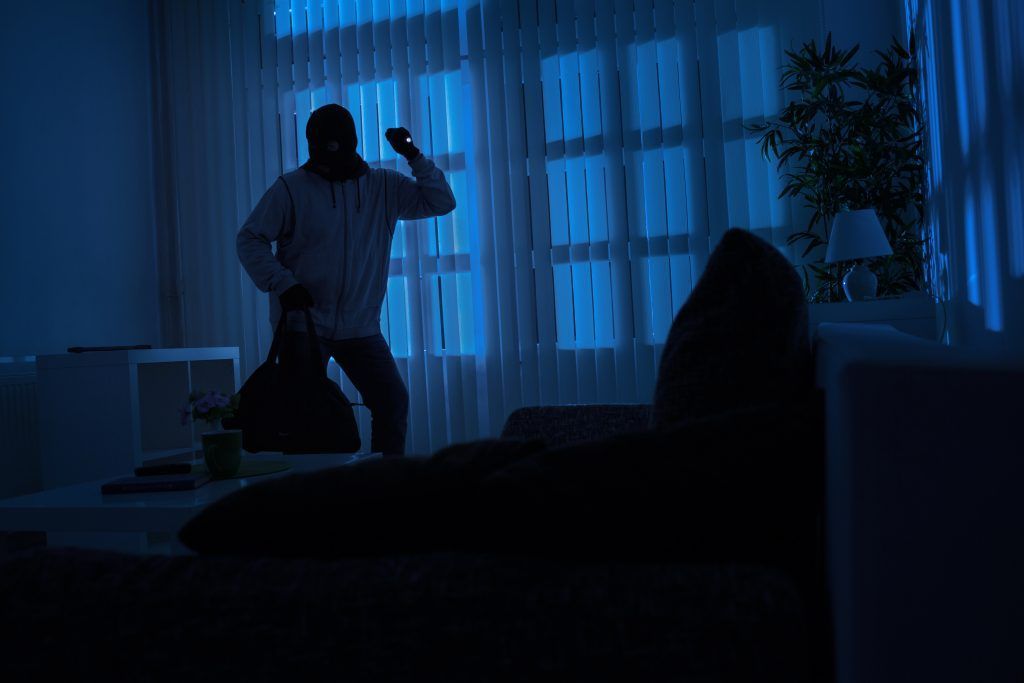 Nach Raub Einbruch bei Opfer: Haftstrafen
