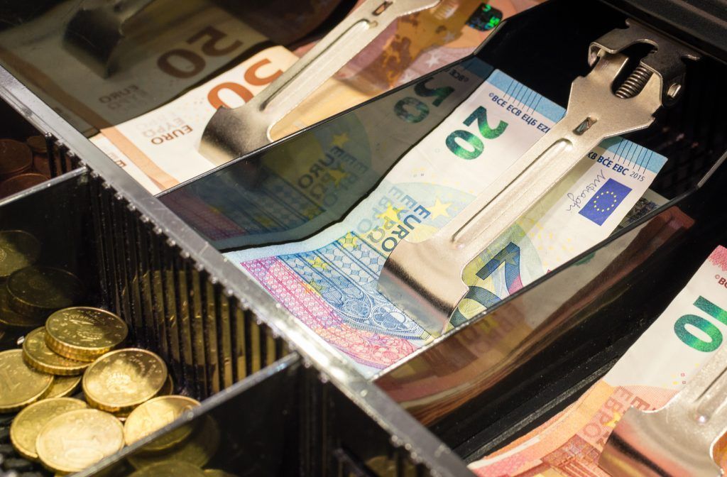 Filialleiterin zweigte in  zwei Geschäften Einnahmen ab