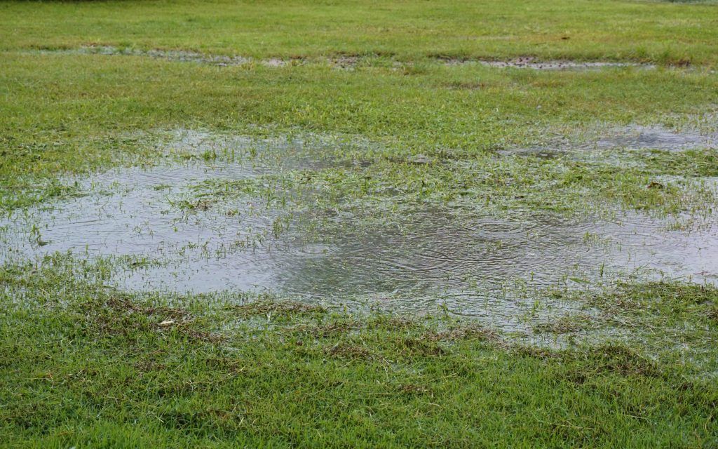 Klage: Wasserlachen vor neuer Wohnanlage