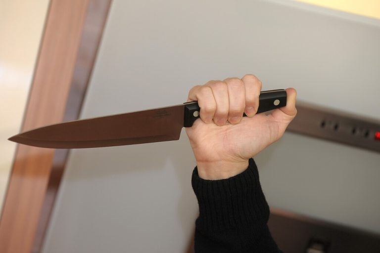 Sujet, Feature, Angriff, Küchenmesser, Familienstreit, Messer, Gewalt, Familientragödie, Familienvaterm Vater, Küche, Herd, angreifen, verletzen, Bluttat, Eigenheim, zuhause, aufgenommen am 14.03.2010