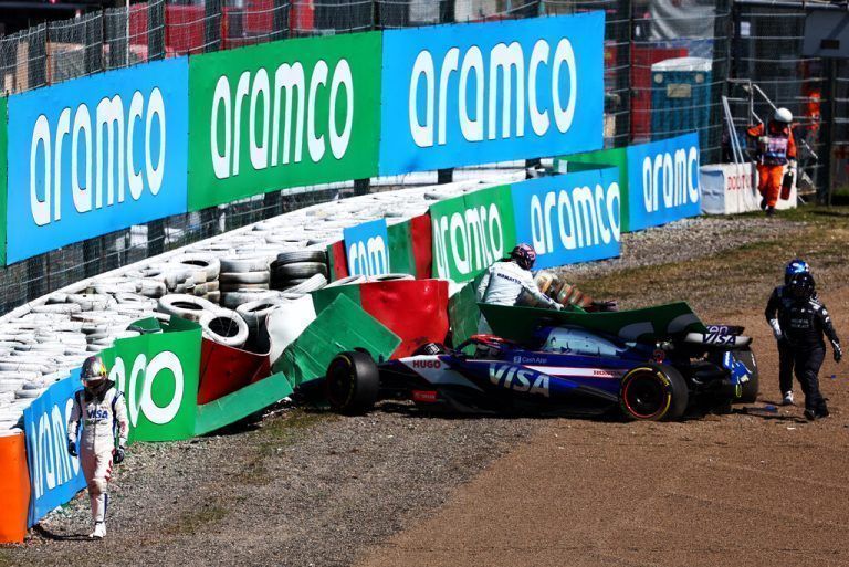 SUZUKA,JAPAN,07.APR.24 - MOTORSPORTS, FORMULA 1 -  Grand Prix of Japan, Suzuka International Racing Course. Image shows Daniel Ricciardo (AUS/ VCARB) and Alex Albon (THA/ Williams). Keywords:crash.<br />Photo: GEPA pictures/ XPB Images/ Charniaux - ATTENTION - COPYRIGHT FOR AUSTRIAN CLIENTS ONLY