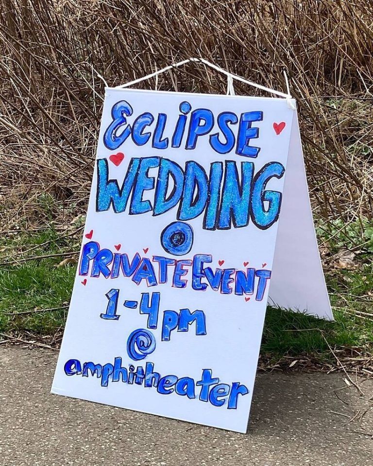 Syndication: GoErie.com A sign for an eclipse wedding is shown at Frontier Park in Erie on April 8, 2024 ahead of the total solar eclipse. Erie , EDITORIAL USE ONLY PUBLICATIONxINxGERxSUIxAUTxONLY Copyright: xEDxPALATTELLA/ERIExTIMES-NEWSx USATSI_22972732