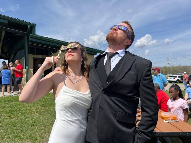Syndication: The Enquirer Local couple Samantha Palmer and Gerald Lester are minutes away from tying the knot at Trentons Solar Eclipse Mass Wedding Ceremony officiated by Mayor Ryan Perry. Trenton Community Park is bustling with families and dotted with brides and grooms. Cincinnati , EDITORIAL USE ONLY PUBLICATIONxINxGERxSUIxAUTxONLY Copyright: xGracexTuckerx/xThexEnquirerx USATSI_22972752