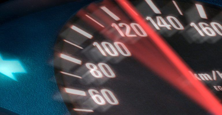 Tachometer steht auf 120