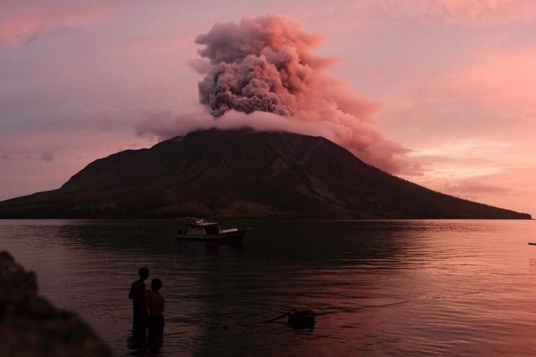 TOPSHOT - Mount Ruang volcano erupts in Sitaro, North Sulawesi, on April 19, 2024. A remote Indonesian volcano sent a tower of ash spewing into the sky on April 19, after nearly half a dozen eruptions earlier this week forced thousands to evacuate when molten rocks rained down on their villages. (Photo by Ronny Adolof BUOL / AFP)