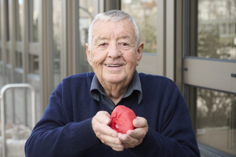 Vor 40 Jahren führte ein Team an AKH Wien und MedUni Wien erfolgreich die erste Herztransplantation (HTX) in Wien durch. Diese Operation legte den Grundstein für eines der größten und erfolgreichsten HTX-Programme in Europa. Seit dieser ersten Transplantation in Wien wurden zahlreiche Meilensteine erreicht, innovative Konzepte entwickelt und neue Technologien eingeführt.