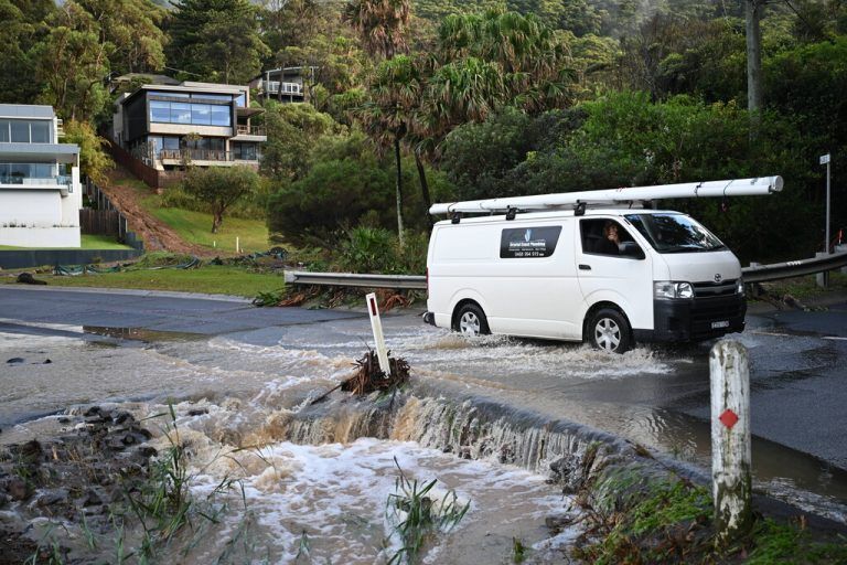 WET WEATHER NSW, Flooding cuts roads in the suburb of Stanwell Park in Illawarra, Wollongong, Saturday April 06, 2024. Suburbs on Sydney s fringes are facing the threat of significant flooding as intense storms slowly shift south. ACHTUNG: NUR REDAKTIONELLE NUTZUNG, KEINE ARCHIVIERUNG UND KEINE BUCHNUTZUNG WOLLONGONG NEW SOUTH WALES AUSTRALIA PUBLICATIONxNOTxINxAUSxNZLxPNGxFIJxVANxSOLxTGA Copyright: xDEANxLEWINSx 20240406001927851277