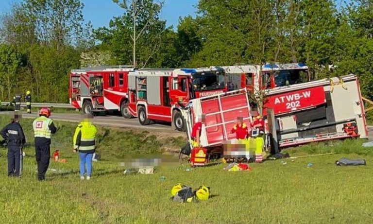 ZU APA0403 VOM 26.4.2024 - In Neustift-Innermanzing (Bezirk St. Pölten) ist am späten Freitagnachmittag, 26. April 2024, ein Feuerwehrauto umgestürzt. Laut Feuerwehr Landeskommando Niederösterreich gab es einen Toten und vier Verletzte. Das Kfz dürfte zu einem Einsatz unterwegs gewesen sein.