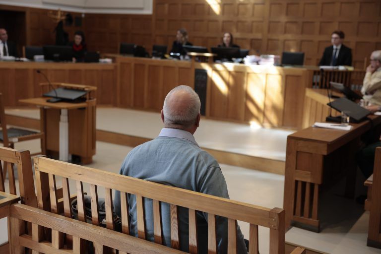 Zwei Männer, Jahrgang 1958 und 1957, sind angeklagt zwischen 2013 und 2020 als Organe in der Gemeinde Fußach überhöhte Dienstzulagen genehmigt und unberechtigte Spesen sowie Überstunden verrechnet zu haben Bitte Fotos von Angeklagten, Richterin Verena Wackerle