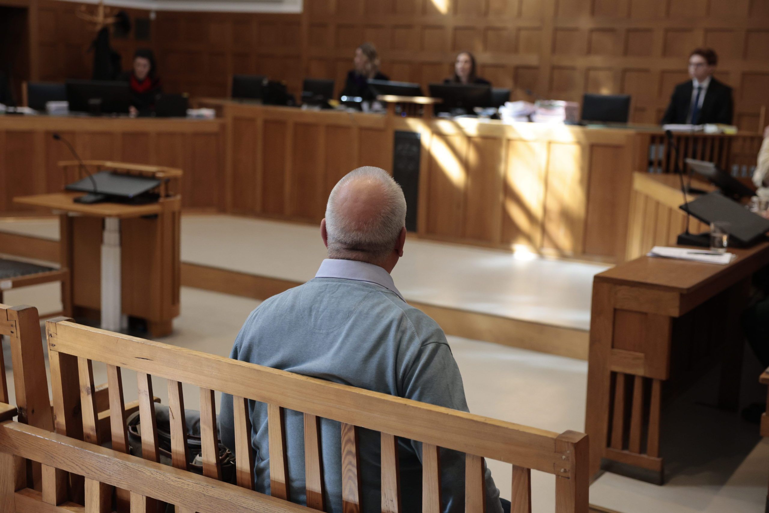 Zwei Männer, Jahrgang 1958 und 1957, sind angeklagt zwischen 2013 und 2020 als Organe in der Gemeinde Fußach überhöhte Dienstzulagen genehmigt und unberechtigte Spesen sowie Überstunden verrechnet zu haben Bitte Fotos von Angeklagten, Richterin Verena Wackerle
