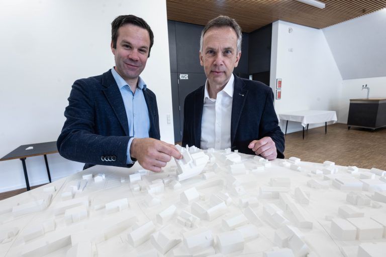 Bürgermeister Florian Themeßl-Huber und Beat Fleisch, Primus Immobilien drohne