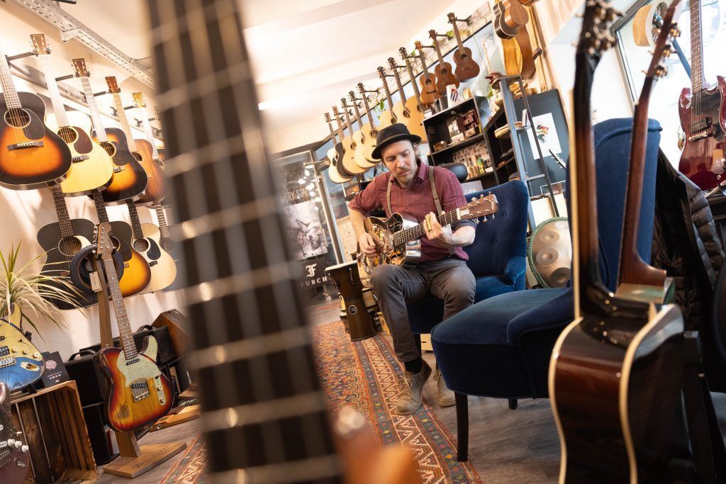 Adis Guitar: Kleiner Rahmen optimal genutzt