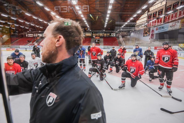 Eishockey, 1. Eistraining Pioneers