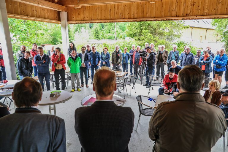 Unterschriften fr den Erhalt des Achtalweges, Achtalweg Freundeladen zu einer Pressekonferenz im Achtal mit vielen Untersttzern ab, um die Verantwortlichen zu konkreten Umsetzungsschritten aufzufordern. Moderator: Herr Alois Mtzler