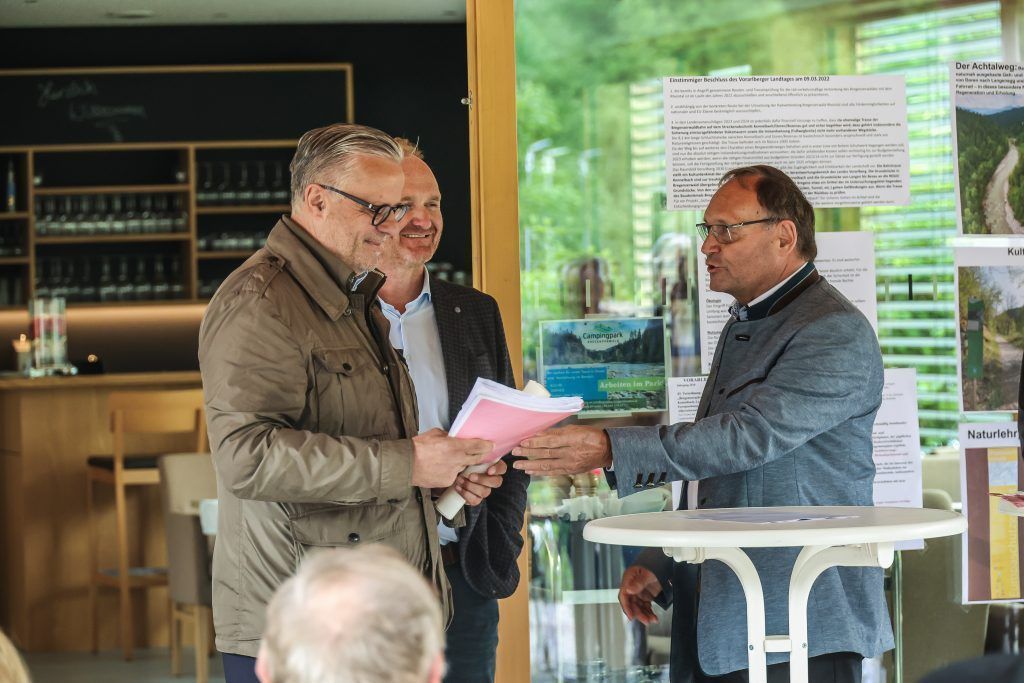 1400 Unterschriften für den Achtalweg