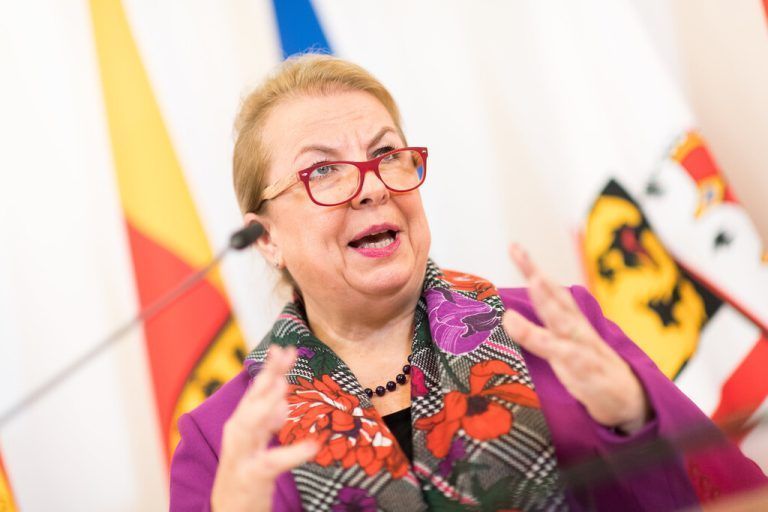 28.11.2018, Bundeskanzleramt, Wien, AUT, Bundesregierung, Pressefoyer nach Sitzung des Ministerrats, im Bild Gesundheits- und Frauenministerin, Ministerin für Arbeit Soziales und Konsumentenschutz Beate Hartinger-Klein (FPÖ) // Austrian Minister for Health and Women's Affairs Beate Hartinger-Klein during media briefing after cabinet meeting at federal chancellors office in Vienna, Austria on 2018/11/28 EXPA Pictures © 2018, PhotoCredit: EXPA/ Michael Gruber