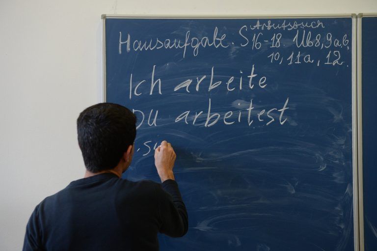 ABD0003_20160903 – ARCHIV – ILLUSTRATION – Ein Flchtling aus Afghanistan konjugiert whrend einer Unterrichtseinheit eines Deutschkurses fr Flchtlinge am 09.12.2013 in Schwbisch Gmnd (Baden-Wrttemberg) an einer Tafel das Verb “arbeiten”. Foto: Marijan Murat/dpa (zu dpa “
konomen: Eingliederung von Flchtlingen in Arbeitsmarkt dauert Jahre” vom 03.09.2016) +++(c) dpa – Bildfunk+++