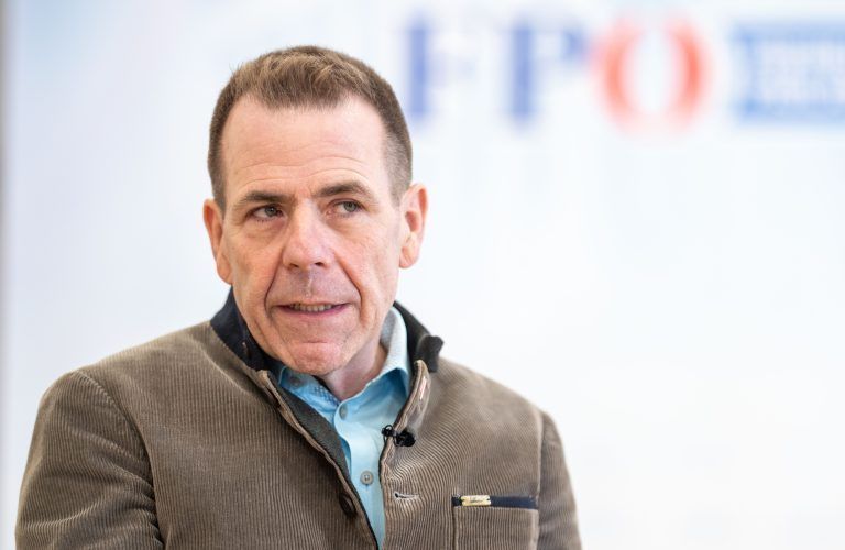 ABD0004_20240520 – WIEN – STERREICH: FP-Spitzenkandidat Harald Vilimsky am Donnerstag, 16. Mai 2024, im Rahmen eines Interviews mit der APA – Austria Presse Agentur in Wien. – FOTO: APA/GEORG HOCHMUTH