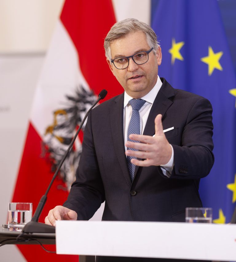 ABD0016_20240228 – WIEN – STERREICH: ++ HANDOUT ++ ZU APA0087 VOM 28.2.2024 – Finanzminister Magnus Brunner (VP) am Mittwoch, 28. Februar 2024, whrend einer PK anl. einer Sitzung des Ministerrats im Parlament in Wien. – FOTO: APA/BKA/ANDY WENZEL – ++ WIR WEISEN AUSDRCKLICH DARAUF HIN, DASS EINE VERWENDUNG DES BILDES AUS MEDIEN- UND/ODER URHEBERRECHTLICHEN GRNDEN […]