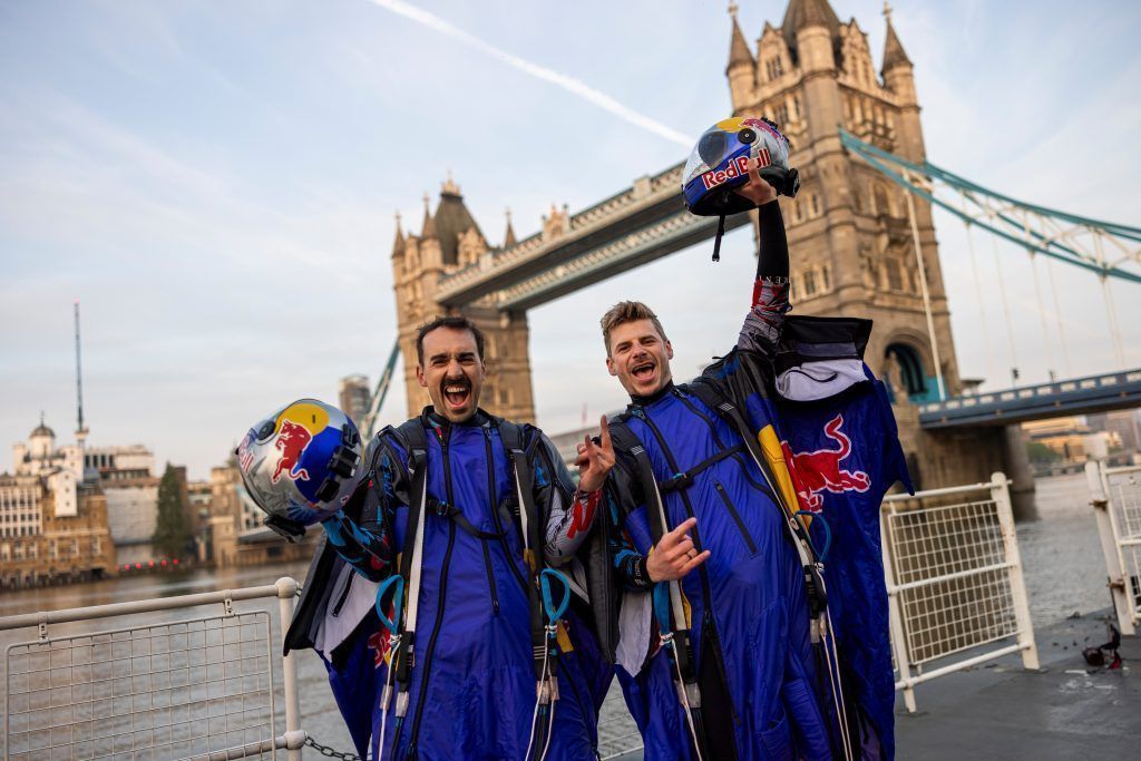 Zwei österreichische Skydiver flogen durch Londoner Tower Bridge